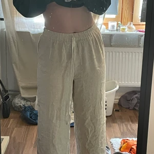 Linnebyxor - Ett par linnebyxor i storlek M, sitter mer som en S på mig. Aldrig använda men supersköna och fina nu till sommaren🌞 (köparen står för frakten)