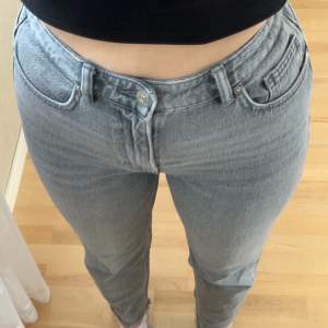 Jeans från Only i storlek 30/32 (motsvarar M). Frakt 66kr 