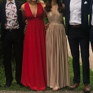 balklänning  - Svart balklänning köpt på lulus.com. Fick hem den och tyvärr var den för stor. Provar att sälja den här innan jag skickar tillbaka. Köparen står för eventuell frakt. 🌸