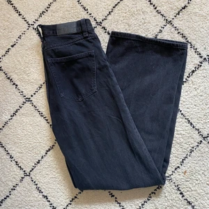 Svarta vida jeans monki  - Supersnygga jeans från monki, säljer pga av att de är för korta för mig!! Storlek 25 i midjan och 30 i längden :) (skriv för fler bilder) 