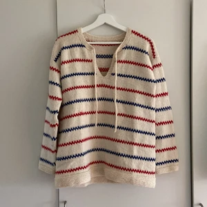 Hemmastickad Pippi-tröja  - En hemmastickad, väldigt mjuk och skön, Pippi-tröja som tyvärr är för liten. Passar nog en M/L som inte har så långa armar. Sparsamt använd.