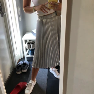 Silvrig kjol - Säljer en jättefin silvrig kjol, köpt för 2 år sedan på Hm, super fin o unik💕💕 