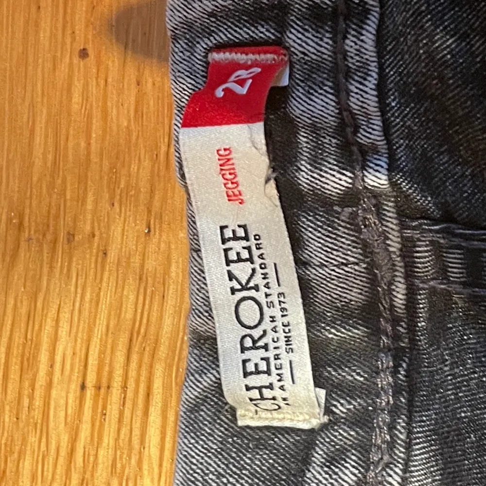 grå tighta byxor från cherokee.  lite använd. Jeans & Byxor.