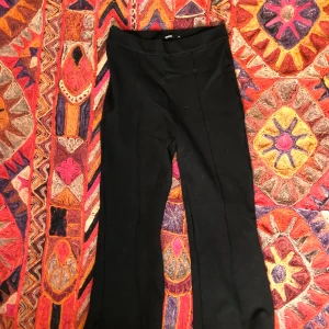 Tajta svarta byxor najs - Sitter fint och är lite utsvängda