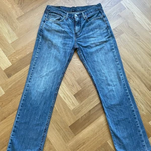 Vintage Levi’s 514 - Medium wash    31x32 (fits 30x30 - 30x32)  Dm for more info & Measurements!