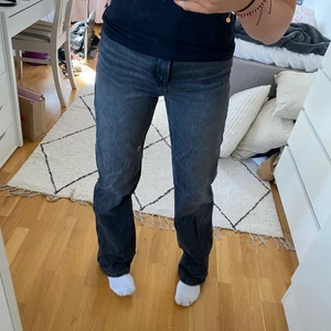 Svarta Jeans zara  - Så fina svarta jeans från Zara💕 Jättefint skick!🙌🏻 Strl 36, passar mig superbra i längden, jag är 173💜 Språbar frakt 66kr