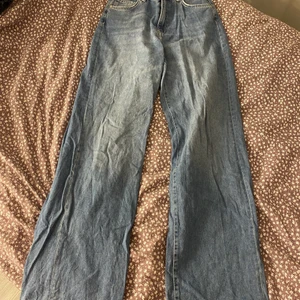Blåa jeans från bershka  - Högmidjade jeans från bershka, aldrig andvända. Köparen står för frakten. 