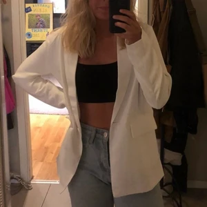 Vit skitsnygg blazer! - Vit blazer från Nelly i storlek 34💕💕 använd fåtal gånger, perfekt till sommaren! 