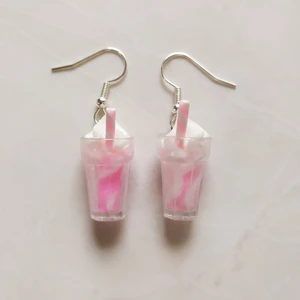 Örhängen - Milkshake Rosa - Nya oanvända nickelsäkra örhängen. Handgjorda i Sverige. Höjd ca 20mm. Levereras i förseglad förpackning.