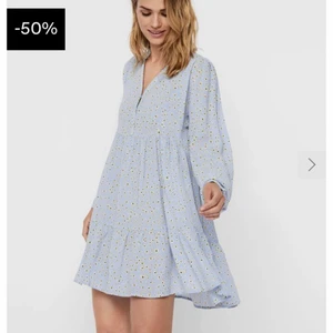 Sommarklänning  - En jättefin sommarklänning från Vero Moda som är helt oanvänd, köpte den för 499 och säljer för 300