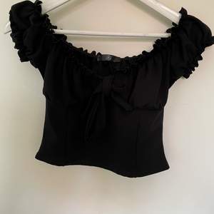 Söt svart cropped top! Märke okänt stl XS/S pris 30kr