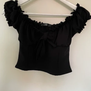 Cropped top - Söt svart cropped top! Märke okänt stl XS/S pris 30kr