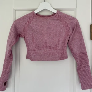 Tränings sett - Säljer detta rosa tränings sett då det är alderless för litet! Storlek S men skulle mer säga att det är XS. Bra skick, sparsamt använt💕 100kr för båda eller 60kr per del!