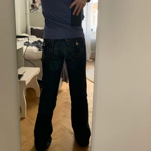 True religion jeans - Sjukt snygga lågmidjade bootcut true religion jeans köpta second hand. De har varit mamma byxor men jag har sprättat bort resåren så de är vanliga jeans, därför ser de avklippta ut i midjan, men jag tycker bara det är snyggt!