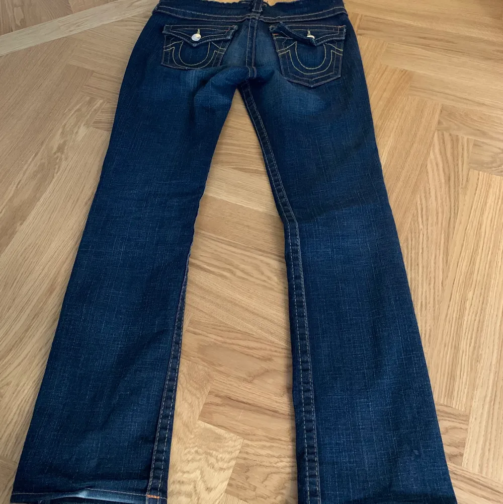 Sjukt snygga lågmidjade bootcut true religion jeans köpta second hand. De har varit mamma byxor men jag har sprättat bort resåren så de är vanliga jeans, därför ser de avklippta ut i midjan, men jag tycker bara det är snyggt!. Jeans & Byxor.
