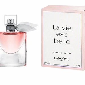 Lancome La vie est belle  - Ny pris 615kr , säljer för 150kr . Använd några få gånger. Typ som ny