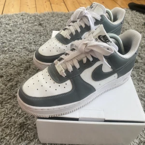 Nike air force storlek 39 -  Ett par skor som jag specialbeställd men tröttnade ganska snabbt inte använt så mycket. Köpt pris låg på ca 1200kr