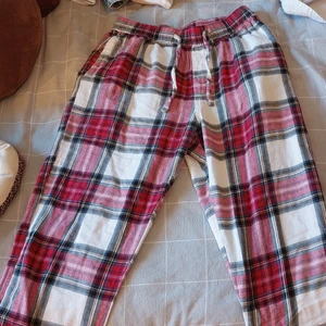 H&m pyjamas byxor - Säljer dessa fina/sköna mjukis byxor, pga att de har blivit för små(hat oxå överdelen ifall du är intresserad) pris kan diskuteras. Orginalpris ca399