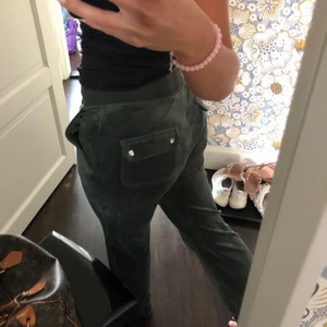 Juicy couture byxor  - INTRESSEKOLL! Hejj säljer mina fina juicy byxor i storlek xxs och i färgen dark moss dem sitter sjukt bra. Säljer för att ja vill ha ett par andra i en annan färg eller om någon skulle kunna tänka sig o byta till ett par grey marl alltså den gråa ❤️ HÖR AV ER! 