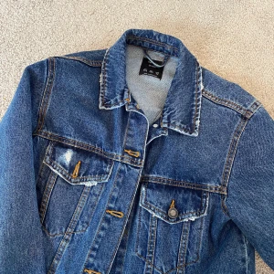 Oversized jeans jacka - Säljer en oversized jeansjacka i strl XXS fr Bershka. Passar även XS & S då den är stor i storleken. 