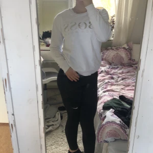 Hugo boss - Hejj säljer nu min fina Hugo boss tröja då den inte kommer till användning. Den är i storlek M men skulle säga att den är som en s/xs den är väldigt liten i storleken då jag vanligtvis är en xs/xxs men den sitter jätte bra. Bara att höra av dig för fler bilder eller om du har några frågor❤️