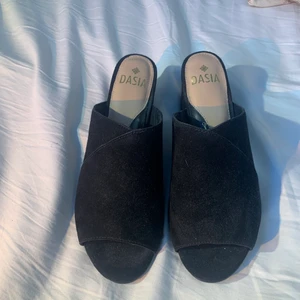 Skor - Storlek: 38 _ Org pris: 799 kr _ Märke: DASIA || Rensar garderoben och hittade dom här. Har aldrig använts och ligger bara och dammar. Dom är verkligen jätte bekväma och känns som att gå på moln bokstavligen. 💕   Köparen står för frakten 🚚 