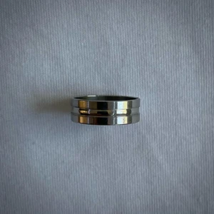 Ring - Up n down ring. Size: 20mm. Rostfritt material. Fri frakt. Följ gärna vår instagram: ring.butiken. 