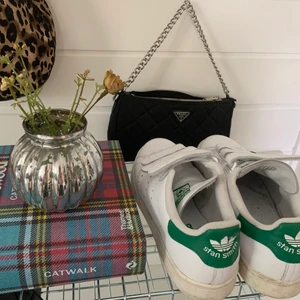 Adidas stan smiths skor - Klassiska supersköna Stan smiths som har använts en del. Väldigt användabara. Köparen står för frakt💗