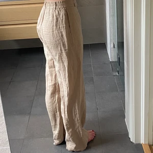 Linnebyxor Twist & Tango  - Säljer superfina linnebyxor från Twist & Tango. Köpta förra sommaren och använda ett fåtal gånger. Jag är 176 cm och bilderna visar hur byxorna sitter på mig. Skriv om ni önskar fler bilder☺️ storlek 38. Nypris 1200 kr. Du som köpare står för frakten