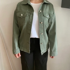 Grön Jeansjacka - En jättefin grön jeansjacka, tyvärr kommer den inte till användning och därför vill jag sälja den. Den är i nyskick. Passar allt ifrån XS-M beroende på hur man vill att den ska sitta