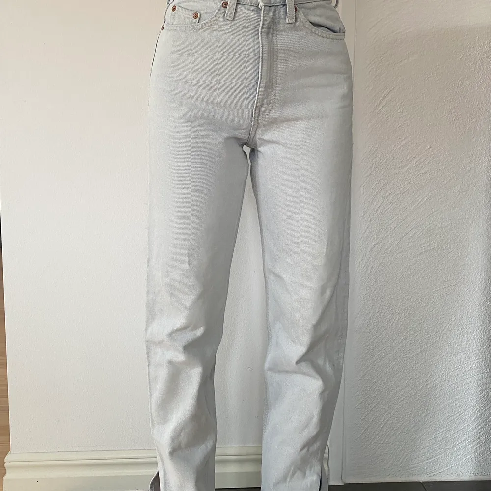 Snygga Lash jeans från Weekday, ljusblå/gråa. Bra kvalitet, högmidjade. Slits längst ner! 💓. Jeans & Byxor.
