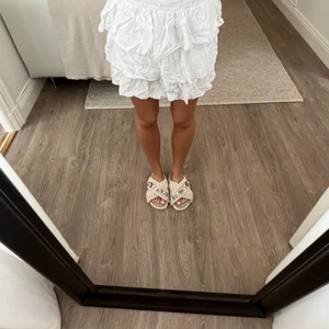 volangkjol  - fin volangkjol från hm. väldigt skrynklig på bilden men blir så fin när man stryker till den! har sytt in en ny resår i midjan då den var för stor för mig, inga fläckar etc.