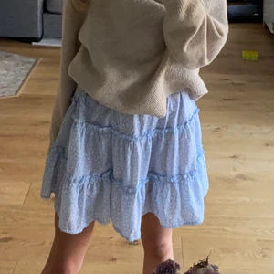 Blå kjol - Jag säljer denna superfina kjol då den inte kommer till användning längre. Den har inga defekter och är som ny. Storlek xs, men passar även större. Säljs för 70kr+frakt som köparen står för. Hör av dig vid intresse💙