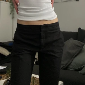 Kostymbyxor mango  - Lågmidjade kostymbyxor från mango, strl 36😚