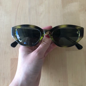 Solglasögon A. Kjærbede - Solglasögon från det danska designmärket A. Kjærbede! Jättecoolt och unikt tortoise mönster i grönt och svart. Köpte dem för 400 kr och de är nästan inte använda alls, perfekt skick! Säljer för 100 kr 🍸💸 Pris kan diskuteras! 