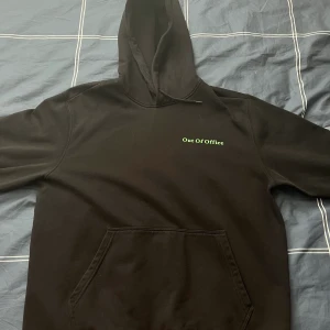 svart oversized tröja från weekday  - Säljer en svart oversized tröja från weekday som är i bra skick