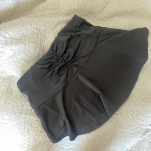 Svart kjol - Svart lågmidjad kjol med fina detaljer! Endast använd en gång så det ser ut som ny💕