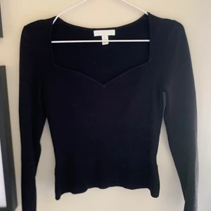 FINSTICKAD TRÖJA MED HJÄRTURRINGNING❤️‍🔥 - jättesnygg finstickad tröja från H&M med hjärturringning. Strl s