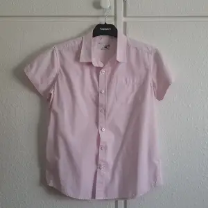 Rosa killskjorta i storkel 164. Utmärkt skick då den endast användes en gång. 