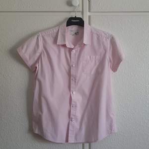Rosa killskjorta i storkel 164. Utmärkt skick då den endast användes en gång. 