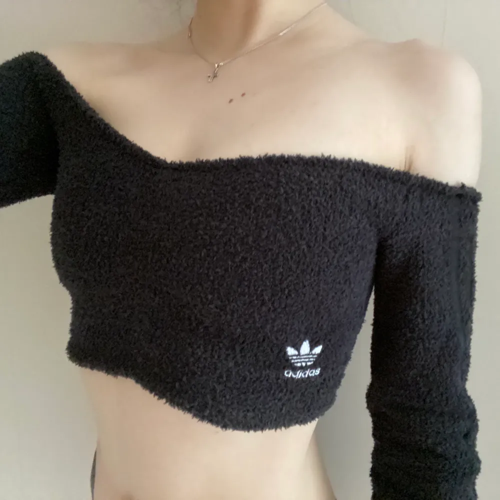 Mysig adidas originals croptop med teddymaterial, passar S/XS. aldrig använd, nyskick! . Toppar.