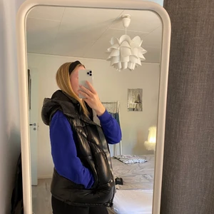 Svart glansig väst från Bershka - Hej, säljer nu min svarta glansiga väst från Bershka. Den har luva och dragkedja även reflexdetaljer. Den är i stolek XS men oversized. Köparen står för frakt på 66kr🫶🏽