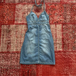 Jeansklänning - haltherneck-jeansklänning i perfekt skick! Den slutar lite innan knäna och har en dragkedja i sidan. Säljer då den inte kommer till användning🥰