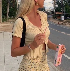 Beige ribbad topp - Beige ribbad topp som är supersöt till sommaren. Man knäpper den framtill. Storlek M, passar även S. 120kr gratis frakt