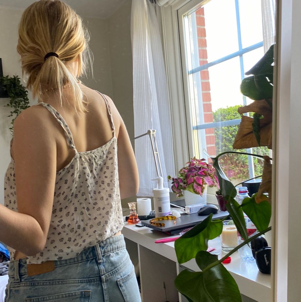 Ett jättesött linne köpt på urbanoutfitters! Den är väldigt luftig och perfekt för sommaren. Köparen står för frakt!💕. Toppar.