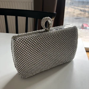 Kuvertväska  - Glittrig silvrig kuvertväska, perfekt till bal eller fest! Använd en gång & mycket bra skick. Nypris: 549kr