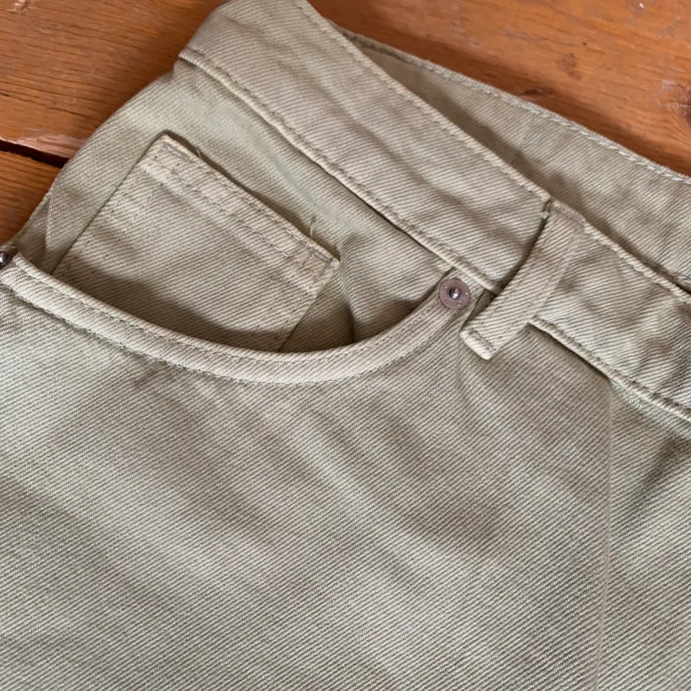 Säljer dessa gröna denim shorts från monki. Färgen ser ut som på första bilden. Aldrig använda. Köpta för 250kr. Storlek waist 36.. Shorts.