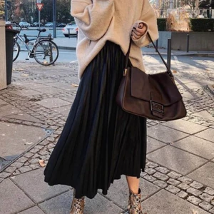 Svart kjol - Svart reflad kjol🖤 stork S säljer för ett rimligt pris + frakt💞