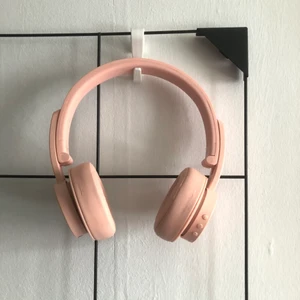 Rosa urbanista bluetooth hörlurar - Hörlurar i från urbanista i modellen detroit. Bluetooth hörlurar som även kan anslutas med kabel om den är slut på batteri (medföljer ej).   Fungerar toppen och köpta augusti 2021. Säljer då jag har fått ett par nya hörlurar.   Vissa tecken på användning men fräscha! Laddarkabel medföljer.   Hämtas i Hässelby eller fraktas spårbart mot avgift. 