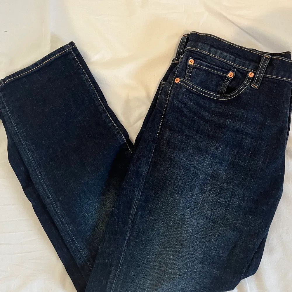 Blåa Levis jeans köpta för cirka ett år sedan. Byxorna är i bra skick och är knappt använda. Modellen är 511. Köpta för 1199. Passar precis som andra Levis jeans . Jeans & Byxor.